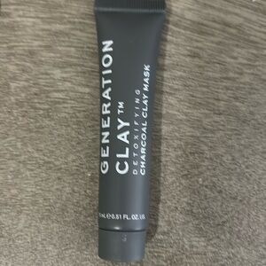 Detoxifying charcoal clay mask travel size